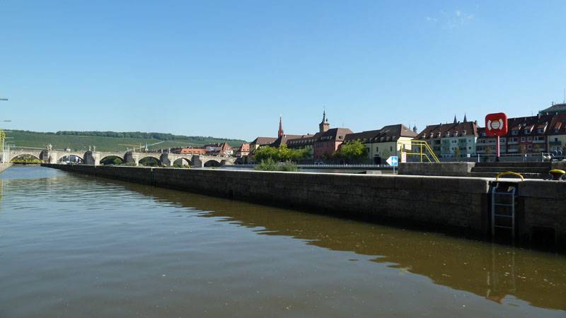Schleuse in Würzburg mit alter Mainbrücke